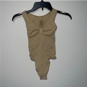 SKIMS SCOOP NECK THONG BODYSUIT CLAY medium